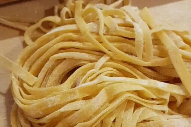 3 in 1 Cooking Class near Navona: Fettuccine, Ravioli & Tiramisu - Sitting down to eat what you made