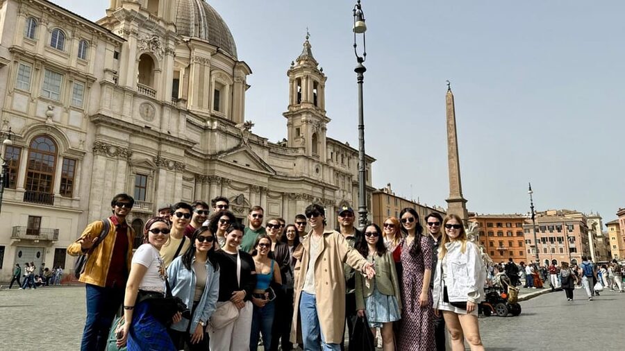 Alternative Walking Tour of Rome's City Center & Hidden Gems - Piazza Venezia and the families behind the city