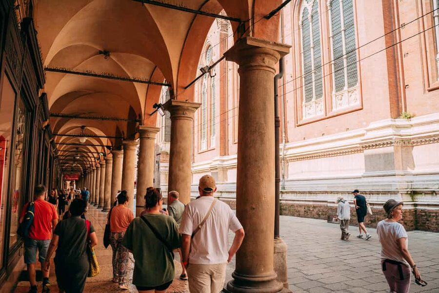 Bologna: Small-Group Tour with the Historic Archiginnasio - Santo Stefano and the seven churches
