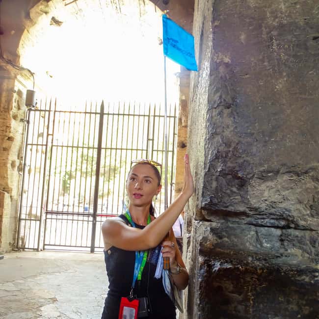 Colosseum, Forum & Palatine Hill Guided Walking tour - Finding the group near the Colosseum