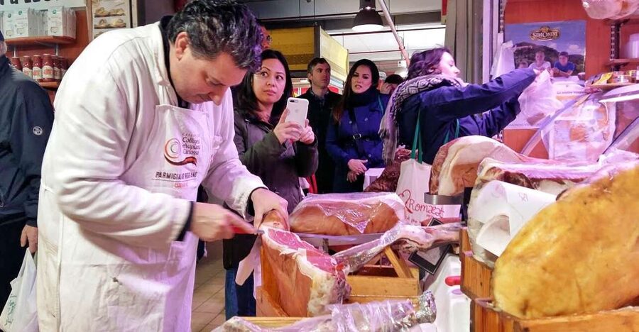 Eat Like a Roman - Traditional Food, Local Market & History - Shopping like a Roman at the farmers market