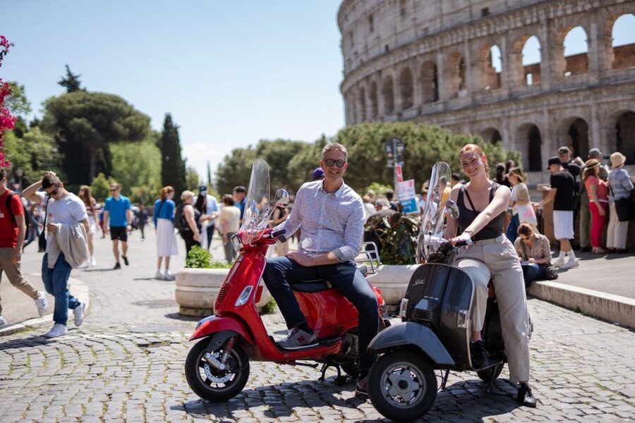Explore city on Vespa with Professional Photographer - Key points to know before booking