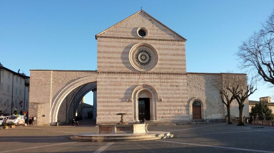 From Rome: Full-Day Assisi & Orvieto Semiprivate Tour - Entering Assisi through the old walls