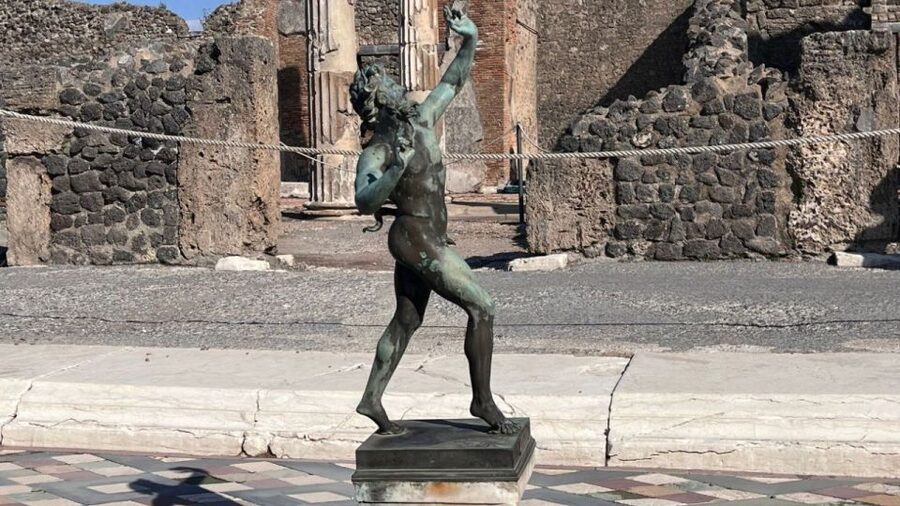 From Rome: Pompeii and Naples Day Trip by High-Speed Train - Pizza lunch in the shadow of Vesuvius