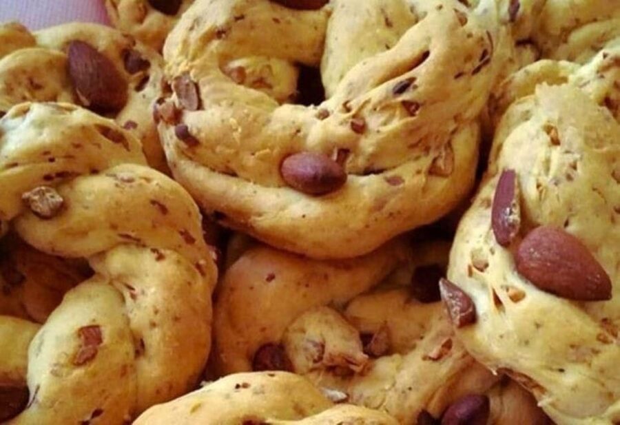 Napoli street food walking tour - Pignasecca market and the best savory stops