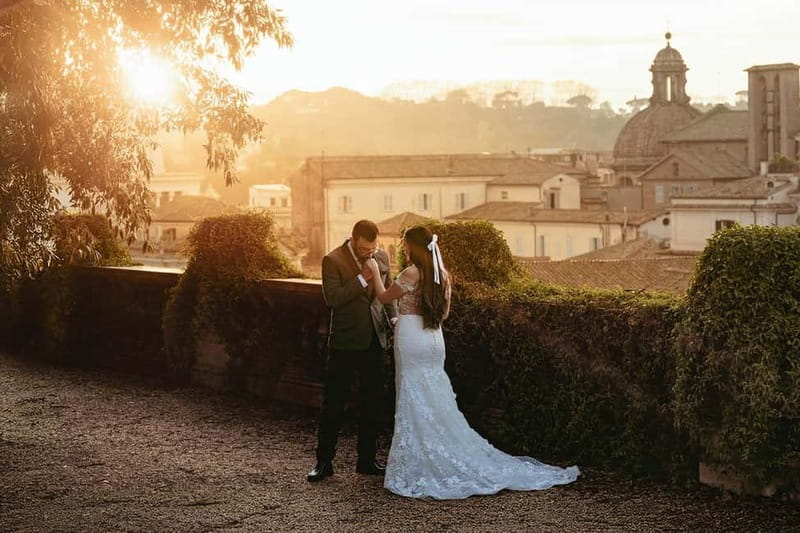 Photoshoot in Rome for couples - How the photographer helps you look natural