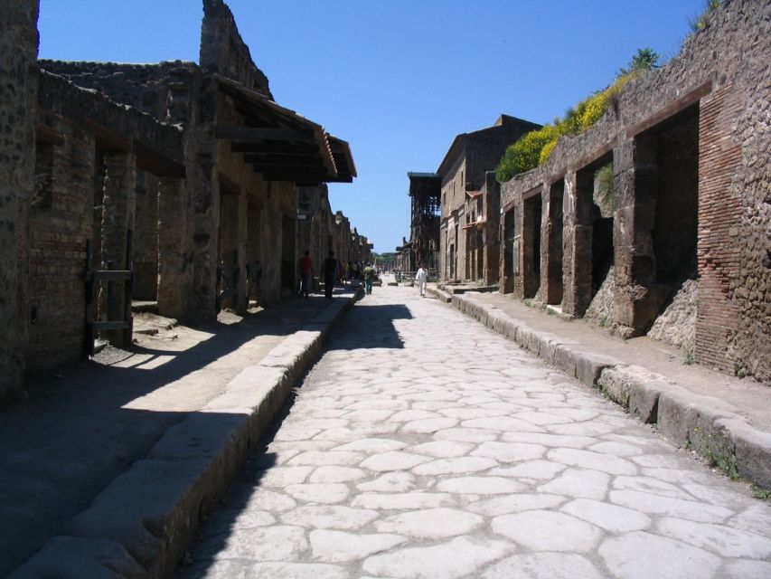 Pompeii and Amalfi Coast Full-Day Tour from Rome - Positano: lunch above the Tyrrhenian Sea