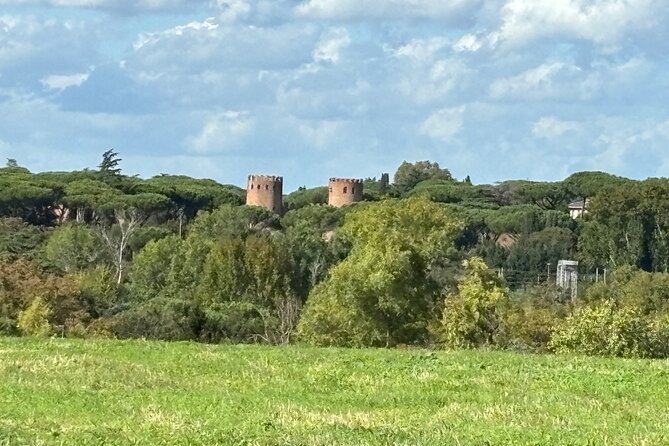 Private E-bike tour of Appian way, Aqueduct & catacombs with food - The Aqueducts Park is the visual high point