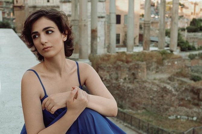 Professional Photoshoot in Rome - How the photographer helps you look natural