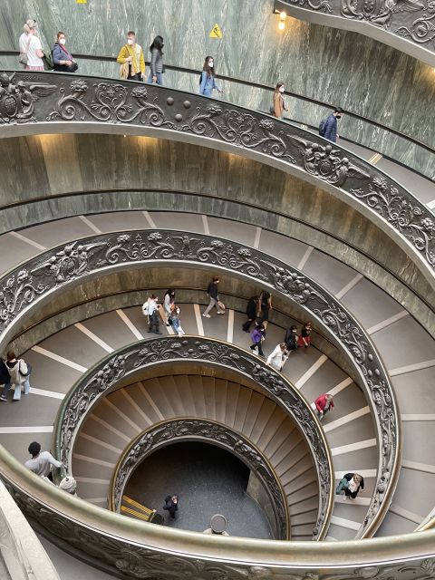 Roma Museo Vaticano y Capilla Sixtina Tour guiado - Raphael’s rooms and the power of a guided explanation