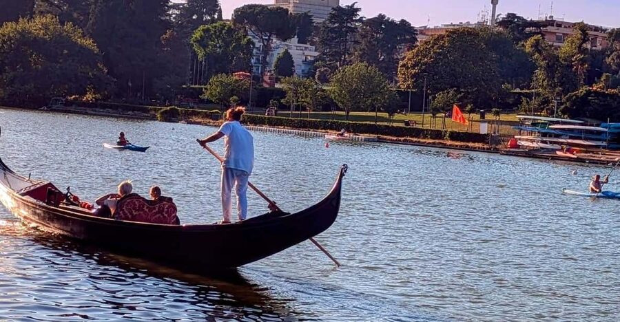 Roma: The one and only Roma Gondola tours on the lake! - Who will enjoy this gondola ride most?