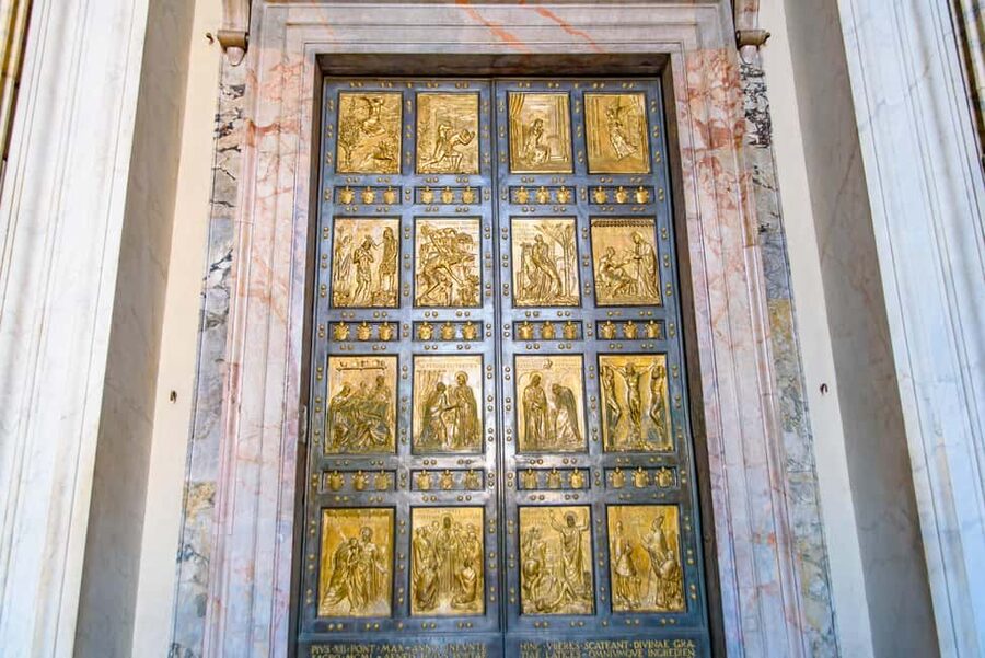 Rome: 3 Papal Basilicas Guided Tour with Minivan Transfers - Saint Mary Major’s gold ceiling and mosaics