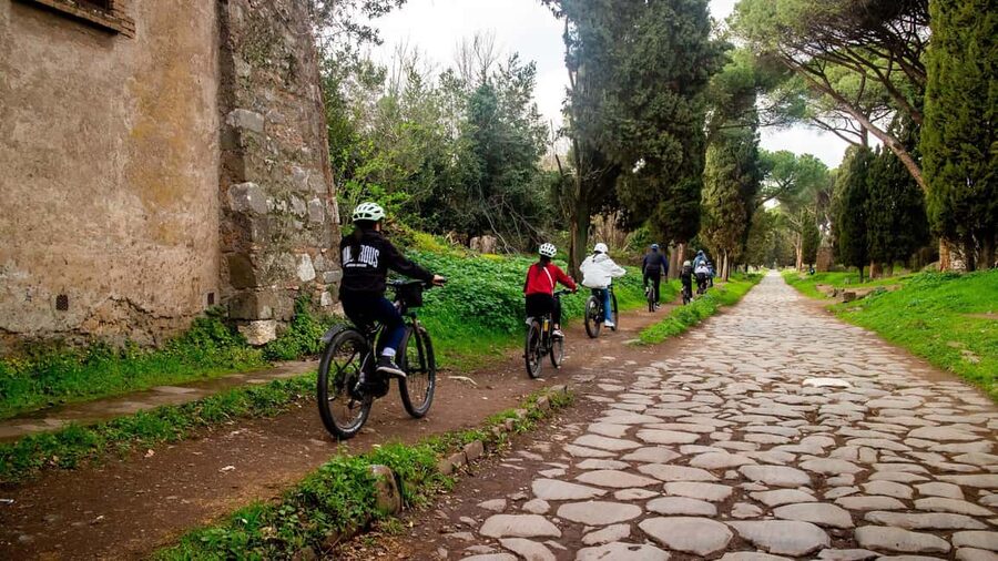 Rome: Appian Way Aqueducts Bike Tour (UPG Catacombs & Lunch) - Lunch, aperitif, and the best tour length
