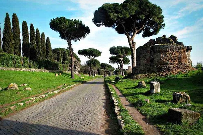 Rome:Appian Way E-bike Tour, Catacombs, Aqueducts & Transfer - Catacombs: a cool change underground