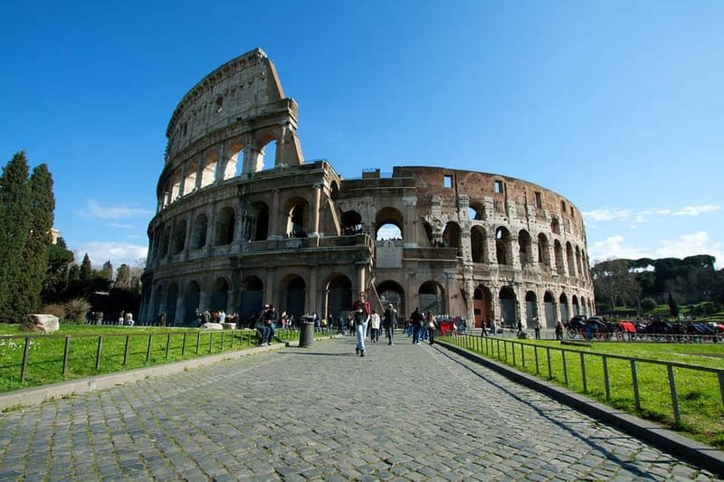 Rome Bike Rentals - Following the Tiber through central Rome