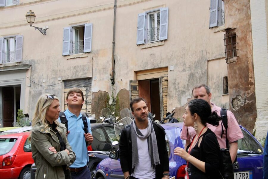Rome: Campo de Fiori & Ghetto Street Food Sightseeing Tour - What the guides add to the food