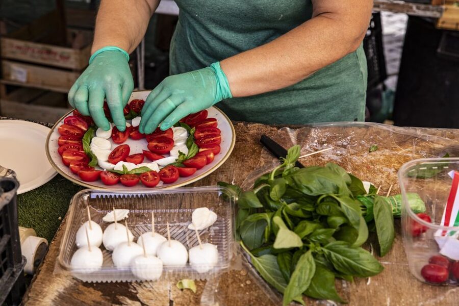 Rome: Campo de Fiori, Jewish Ghetto and Trastevere Food Tour - The guides and the group atmosphere