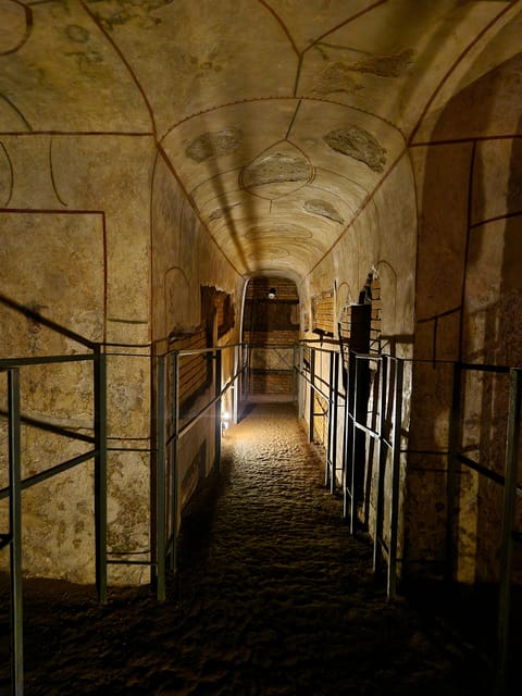 Rome: Catacombs Express ENGLISH Guided Tour - SKIP THE LINE - What the guides add to the visit