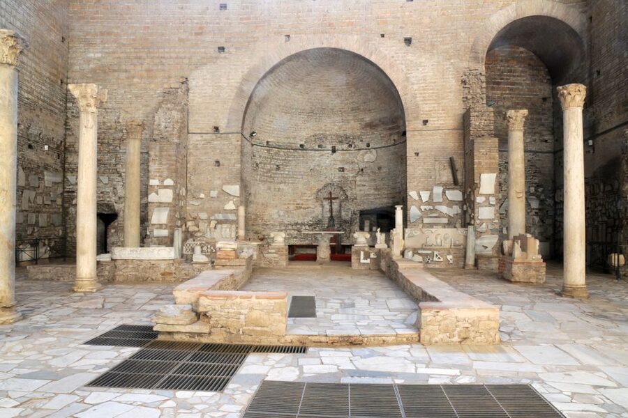 Rome: Catacombs of Domitilla Entry Ticket & Guided Tour - The frescoes: pagan images beside Christian symbols