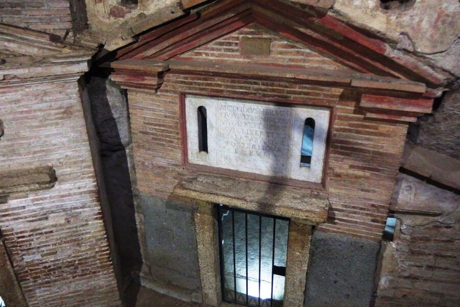 Rome: Catacombs of St. Sebastian Entry Ticket & Guided Tour - The mausoleums and the old Roman burial customs