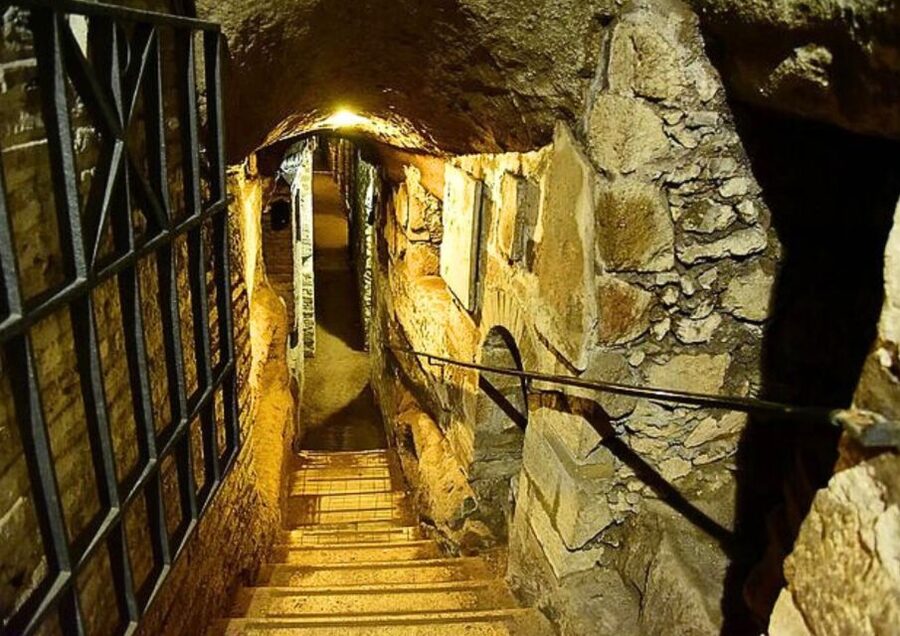 Rome: Catacombs Tour with Private Transfer and Tickets (3h) - Inside the Catacombs of St. Callixtus