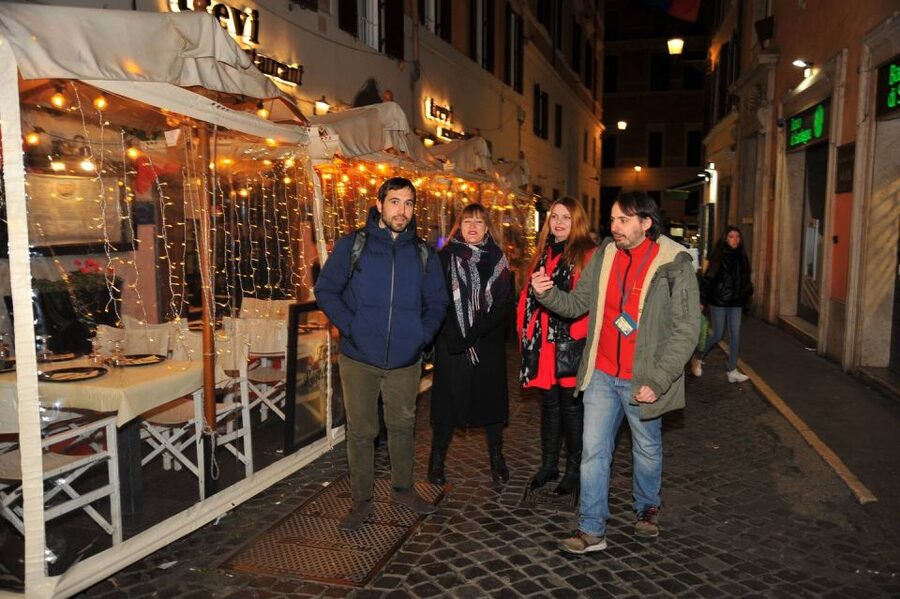 Rome: City Highlights Small Group Walking Tour by Night - What a small group and local guide add