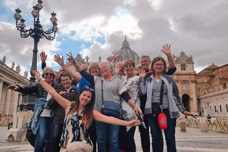 Rome: City Highlights Walking Tour - Finding the Crown Tours meeting point near the Colosseum