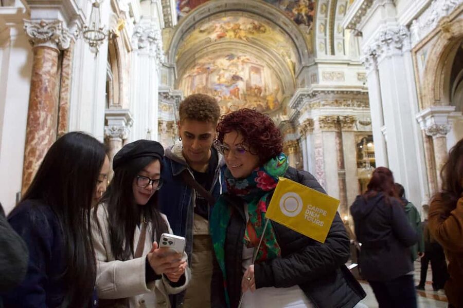 Rome: City Walking Tour in English or Spanish - Galleria Sciarra: a welcome change from the crowds
