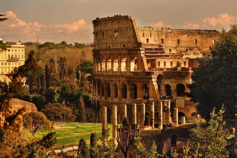 Rome: Colosseum and Ancient Rome Small Group Guided Tour - The 15-minute walk toward Ancient Rome