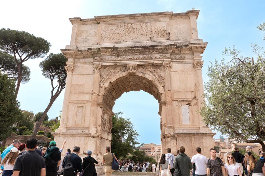 Rome: Colosseum and Roman Forum Access with Audio Guide App - Audio app or English-speaking guide?