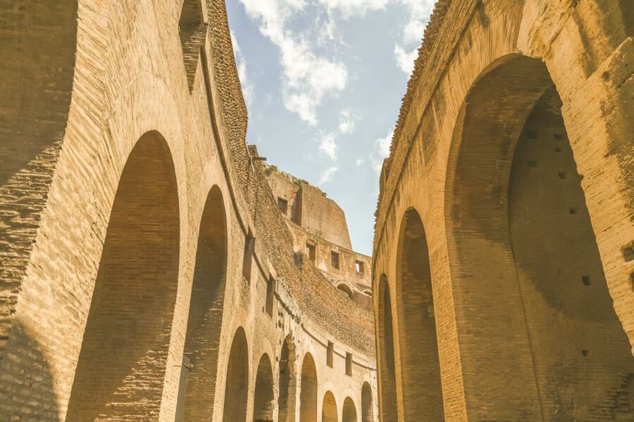 Rome: Colosseum and Roman Forum Small Group Tour in German - Looking up at Roman engineering