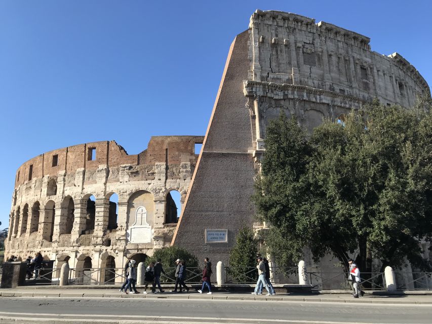 Rome: Colosseum, Forum, and Palatine Hill Guided Tour - Palatine Hill and the beginnings of Rome