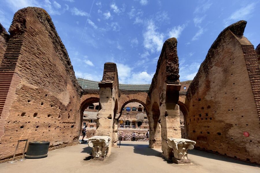 Rome: Colosseum Guided Tour with Entry Tickets - Finding Rutas Romanas above the Metro station