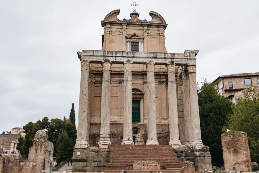 Rome: Colosseum, Palatine Hill & Roman Forum Guided Tour - Starting the Ancient City near the Colosseum