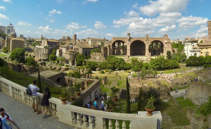 Rome: Colosseum, Roman Forum, and Palatine Hill Tour - The guides make the biggest difference