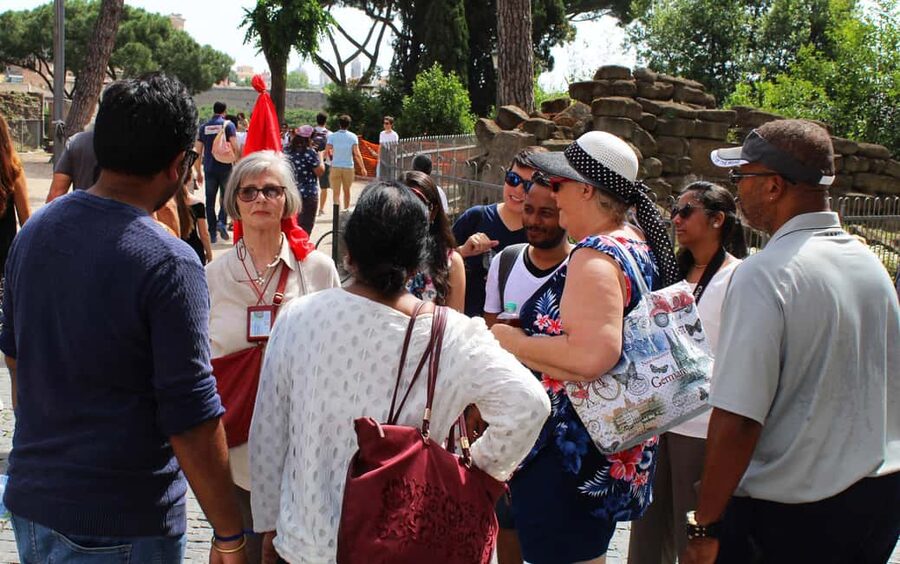 Rome: Colosseum, Roman Forum & Palatine Guided Tour - What the guides add to the experience