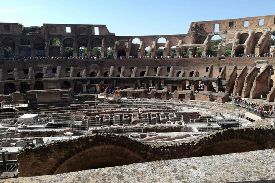 Rome: Colosseum, Roman Forum & Palatine Hill Tour - Guides, headsets, and the human side of the tour