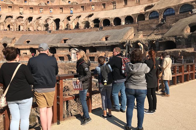Rome: Colosseum with Arena, Roman Forum and Palatine Guided Tour - Group size and the difference between guided and audio options