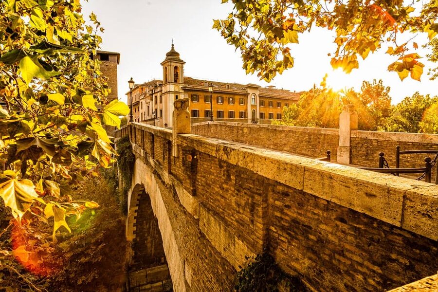 Rome: Discovering the Jewish Ghetto guided tour - Walking through the Jewish Ghetto