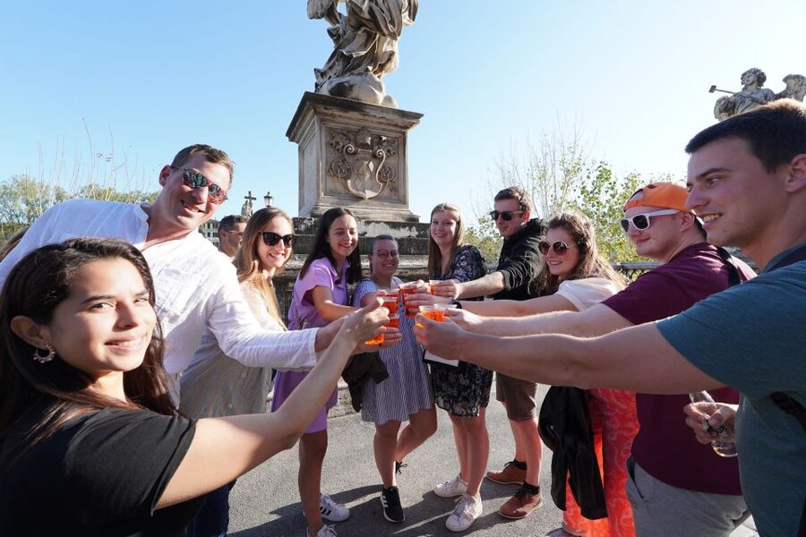 Rome: Evening Walking Tour with Cocktails and Local Guide - Key points at a glance