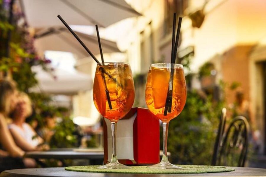 Rome: Evening Walking Tour with Cocktails and Local Guide - Starting beside Castel Sant’Angelo with a spritz