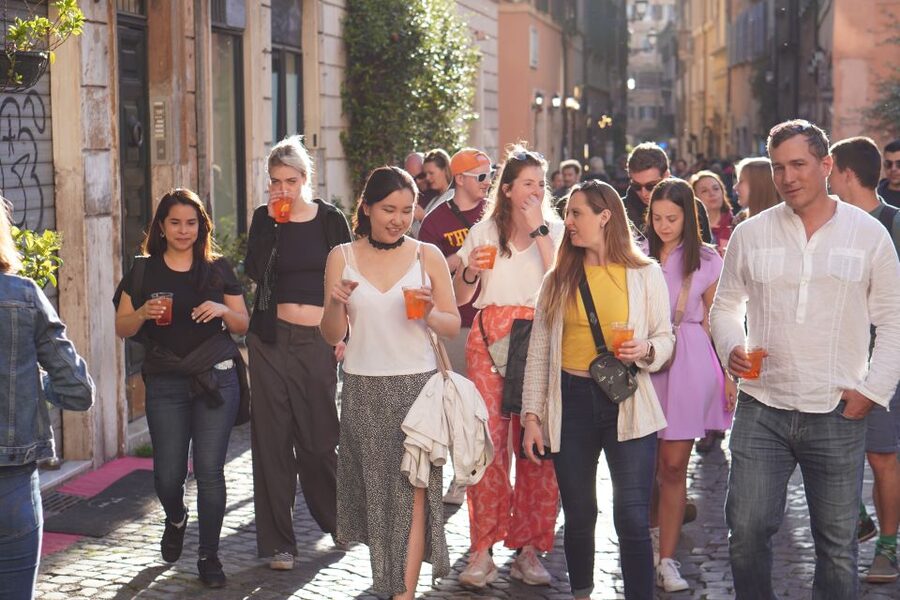Rome: Evening Walking Tour with Cocktails and Local Guide - Via dei Coronari, a slower Roman street