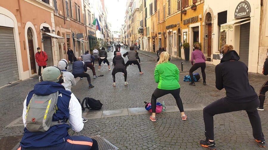 Rome: Fitness Tour with Views of the Roman Forum & Colosseum - Moving between the Colosseum and Roman Forum