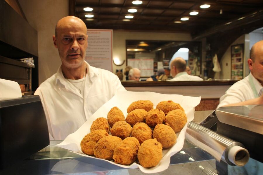 Rome: Food Tour and Wine Tasting in a Traditional Trattoria - Campo de’ Fiori begins with a proper Roman appetite