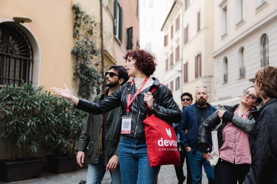 Rome: Food Tour of the Historic Center with Rooftop Spritz - The guides and the tone of the walk