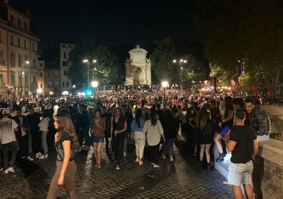 Rome: Guided Bar Crawl in Trastevere - Walking from Campo de’ Fiori toward Trastevere