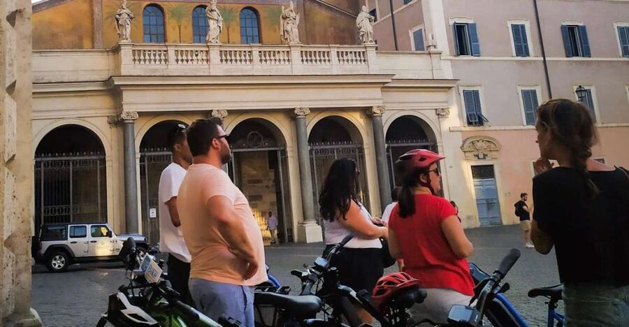 Rome :guided night e-bike tour with typical ice-cream - The Colosseum and Roman Forum after dark