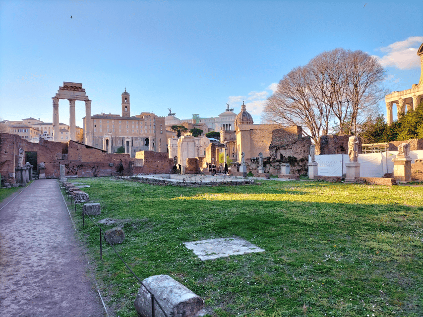Rome: Guided Tour of Colosseum and Ancient Rome - Guides, Headsets, and the Human Side of the Tour