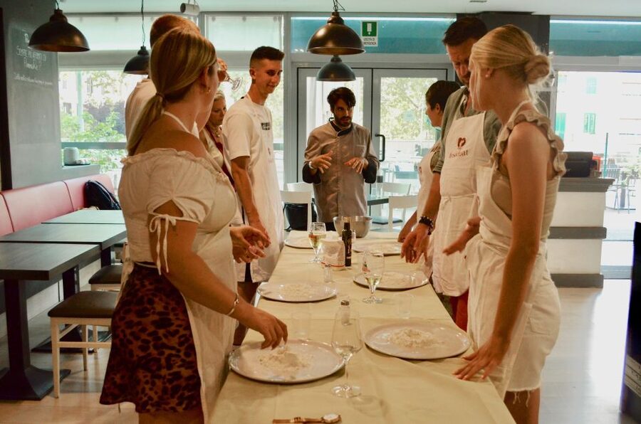 Rome: Hands-On Pizza Making Class near the Vatican with Wine - The welcome drink and first bites