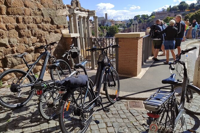 Rome Highlights by E-Bicycle Small group - The grand white palace at Piazza Venezia